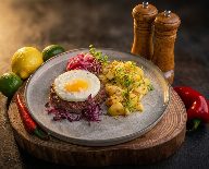 Бифштекс с яйцом и копченым картофелем